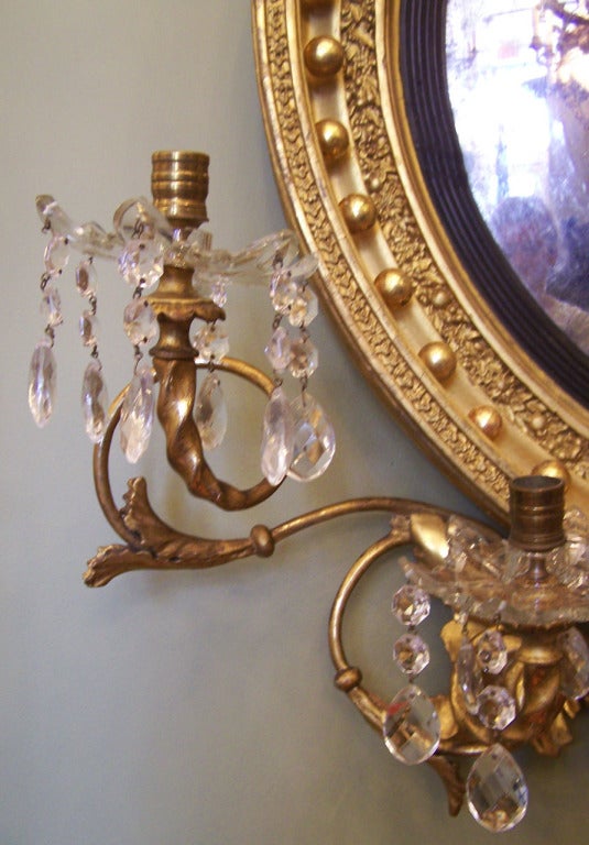 Bois doré Miroir girandole convexe de style English Regency du 19e siècle avec aigle et dauphin en vente