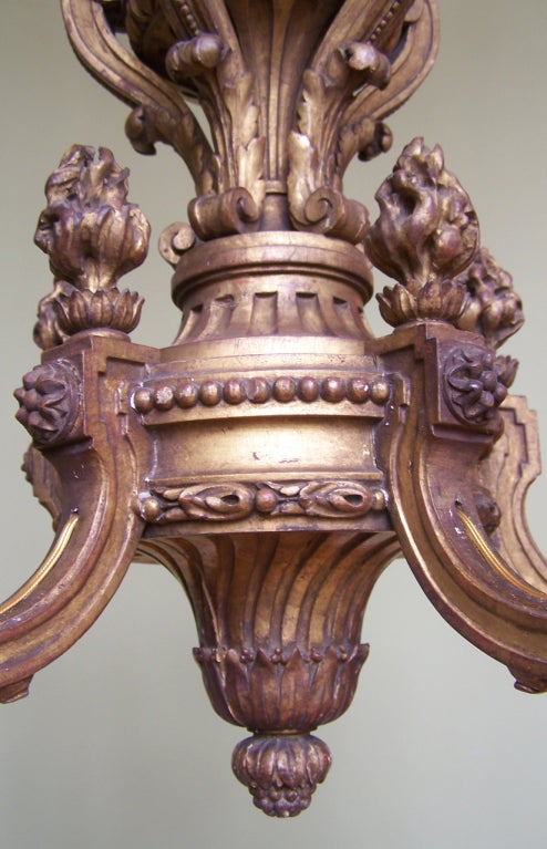 Italienischer Giltwood-Kronleuchter mit Flammen und Federn aus dem frühen 20. (Vergoldetes Holz) im Angebot