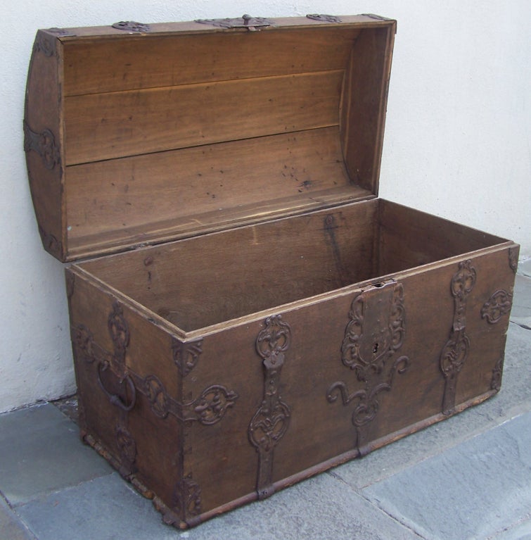 Beautiful 18th century Spanish Chest 3