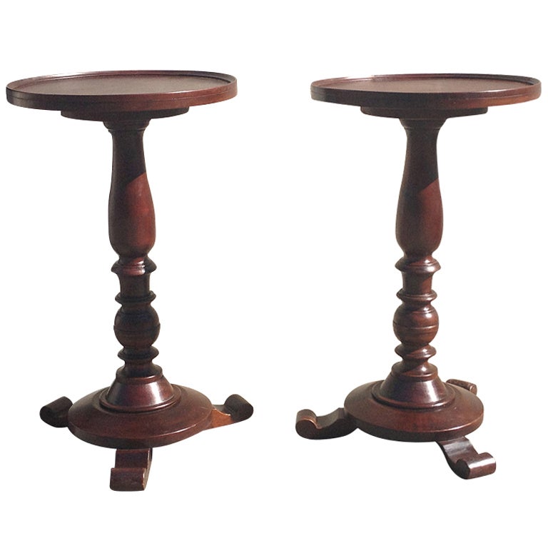 Paire de tables d'appoint en acajou de style Régence jamaïcaine du début du XIXe siècle