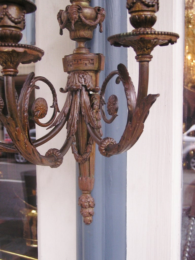 Coppia di lampade a tre bracci in bronzo francese in vendita 5