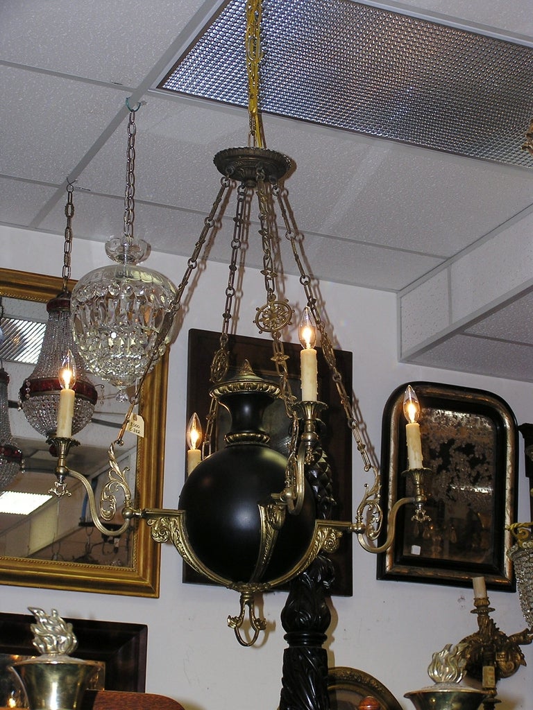 Lustre français à quatre lumières en bronze doré et peint, avec chaîne et verrière d'origine. A l'origine au gaz et a été converti à l'électricité. Les concessionnaires sont priés d'appeler pour le prix d'échange.