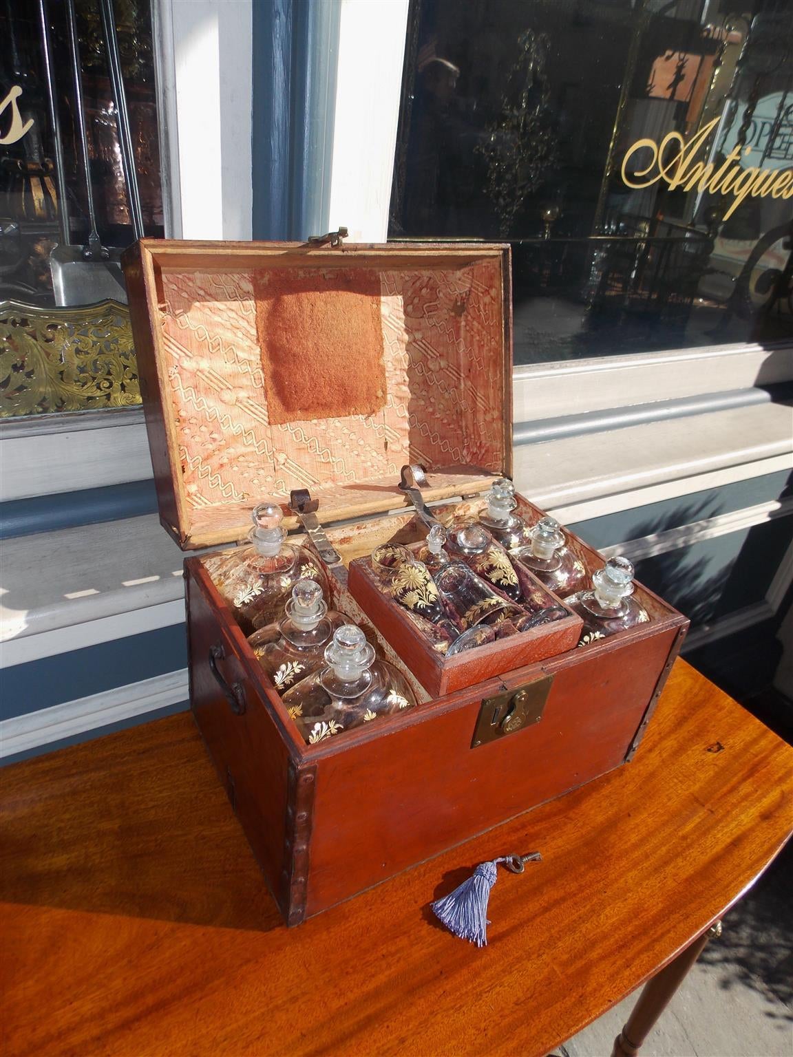 American Pine Liquor Traveling Case, Circa 1810 In Excellent Condition In Hollywood, SC