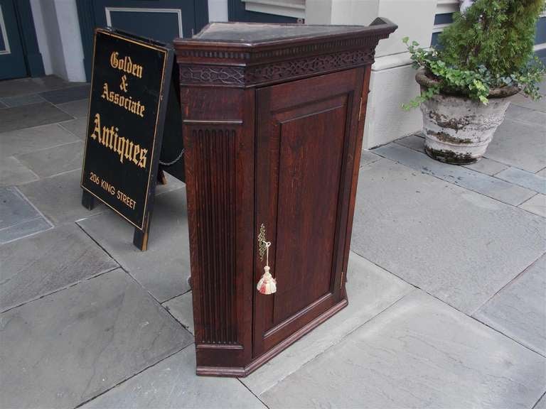 Britannique Armoire d'angle suspendue en Oak Oak.  Circa 1780 en vente