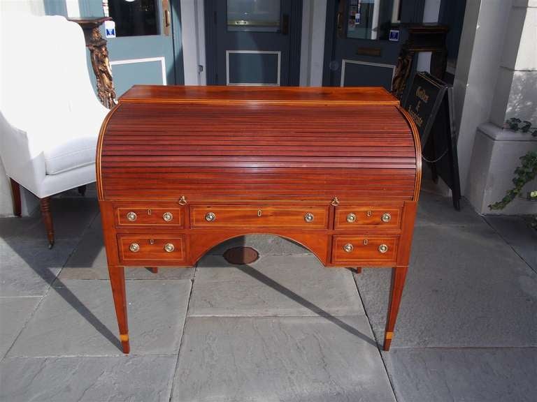 Bureau anglais à tambour Hepplewhite à cinq tiroirs avec intérieur aménagé,  de la marqueterie de cordes en bois de satin, des cuivres d'origine, et se terminant sur des pieds fuselés à manchettes en bois de satin.  XVIIIe siècle