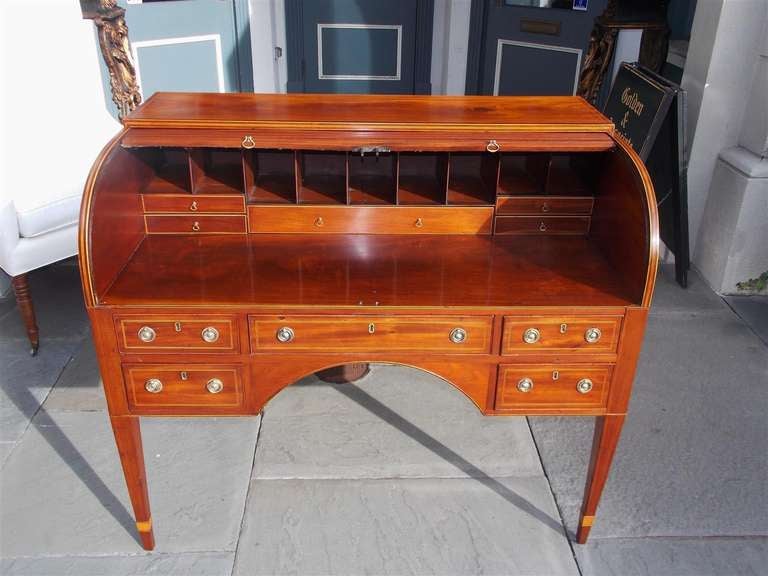 Englischer englischer Tambour-Schreibtisch aus Hepplewhite-Mahagoni. Die Herstellung erfolgt um 1780 im Zustand „Hervorragend“ im Angebot in Charleston, SC