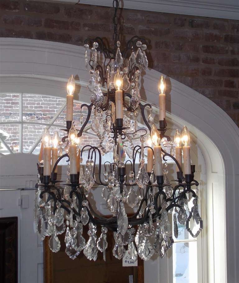 Zweistufiger französischer Kronleuchter aus Bronze und Kristall mit zwölf Lichtern und Kristallkugeln.  Ursprünglich mit Kerzen betrieben, wurde es elektrifiziert.  Frühes 19. Jahrhundert