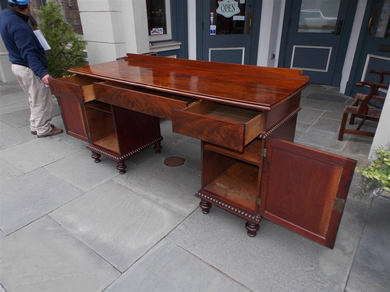English Georgian Crotch Mahogany Sideboard, Circa 1810 In Excellent Condition In Hollywood, SC