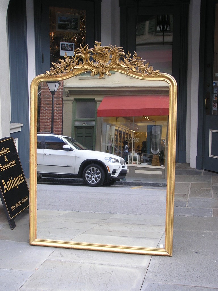 Français Miroir mural / de cheminée en bois sculpté et doré à motifs floraux français en vente