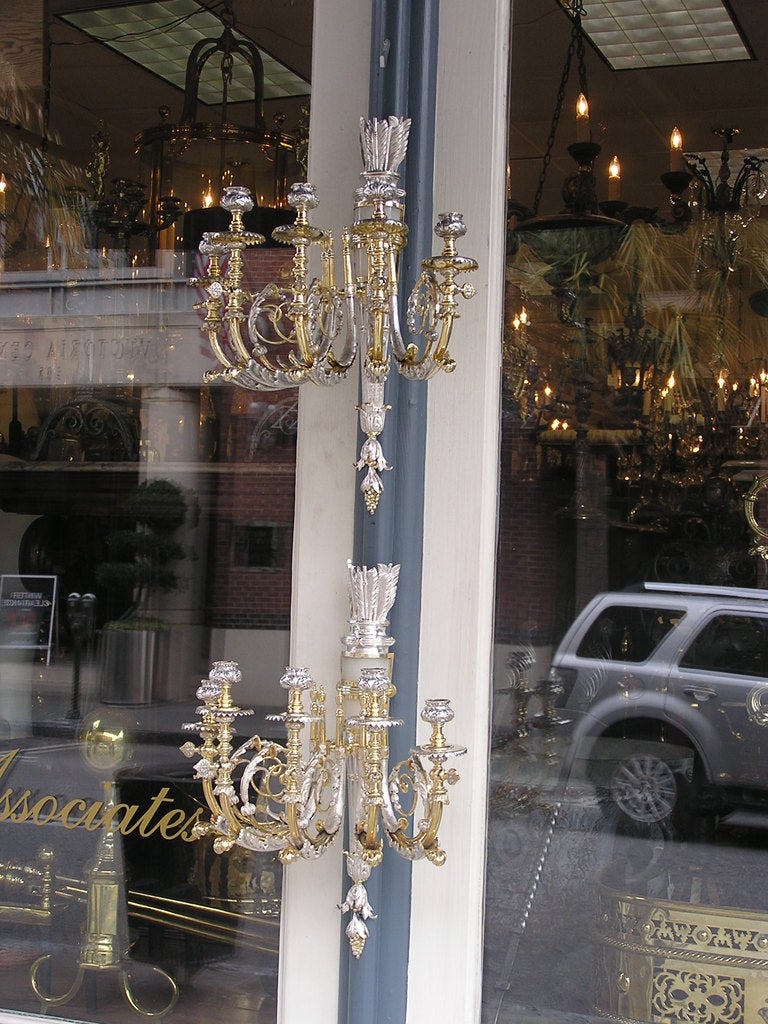 Paire d'appliques murales italiennes à cinq bras à volutes d'acanthe en bronze doré et onyx nickel-argent, décorées de motifs de flèches et de feuillages. Les appliques conservent les clés de robinet d'origine pour le réglage du débit de gaz. Ils