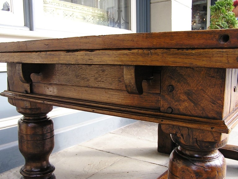 French Early Oak Expandable Farm Table. CIRCA 1810 im Angebot 2