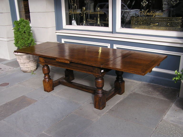 French Early Oak Expandable Farm Table. CIRCA 1810 (Louis Philippe) im Angebot