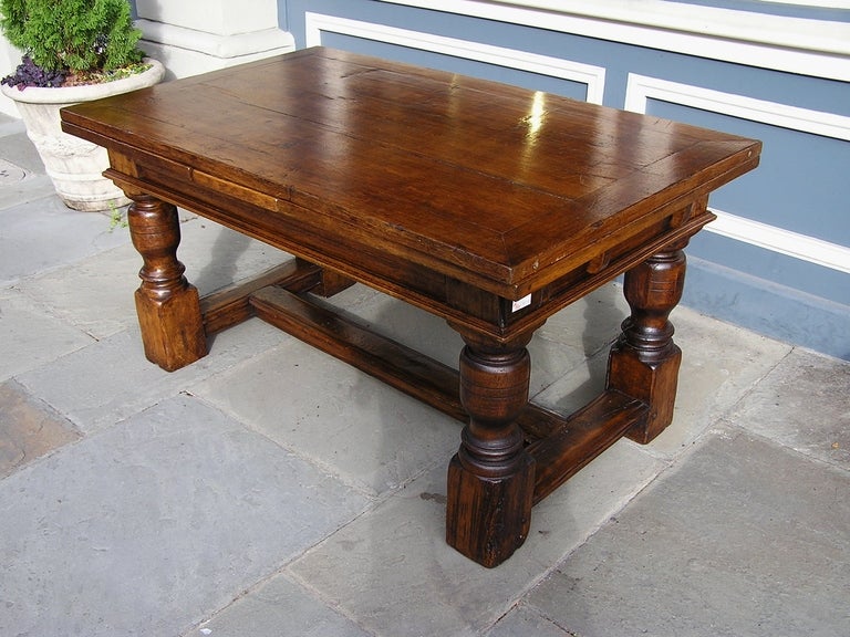 French Early Oak Expandable Farm Table. CIRCA 1810 (Französisch) im Angebot