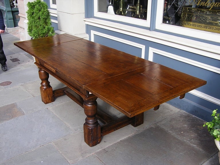 French Early Oak Expandable Farm Table. CIRCA 1810 (Handgeschnitzt) im Angebot