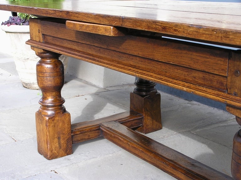 French Early Oak Expandable Farm Table. CIRCA 1810 (Frühes 19. Jahrhundert) im Angebot
