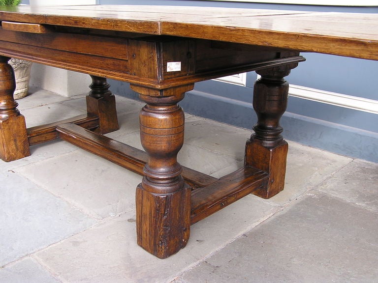 French Early Oak Expandable Farm Table. CIRCA 1810 (Eichenholz) im Angebot