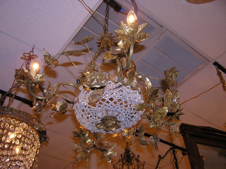 Dorato Lampadario neoclassico italiano in bronzo dorato e cristallo con baldacchino A.I.C. 1870 in vendita