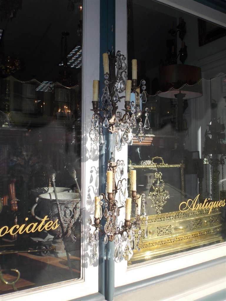 Paar französische Wandleuchter aus vergoldeter Bronze und Kristall.  Die Uhr stammt aus dem Jahr 1820 (Französisch) im Angebot