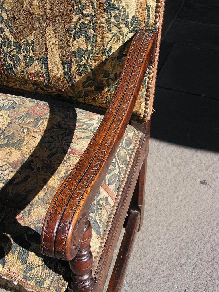 Paar italienische Sessel aus Nussbaumholz mit Gobelinstickerei, 18. Jahrhundert (Polster) im Angebot