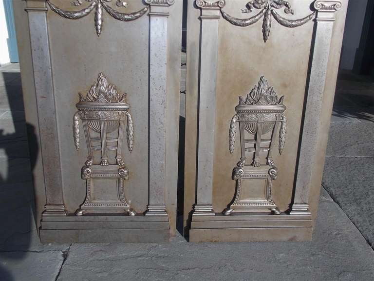 XVIIIe siècle et antérieur Paire de plaques de cheminée anglaises en acier poli. Circa 1790 en vente