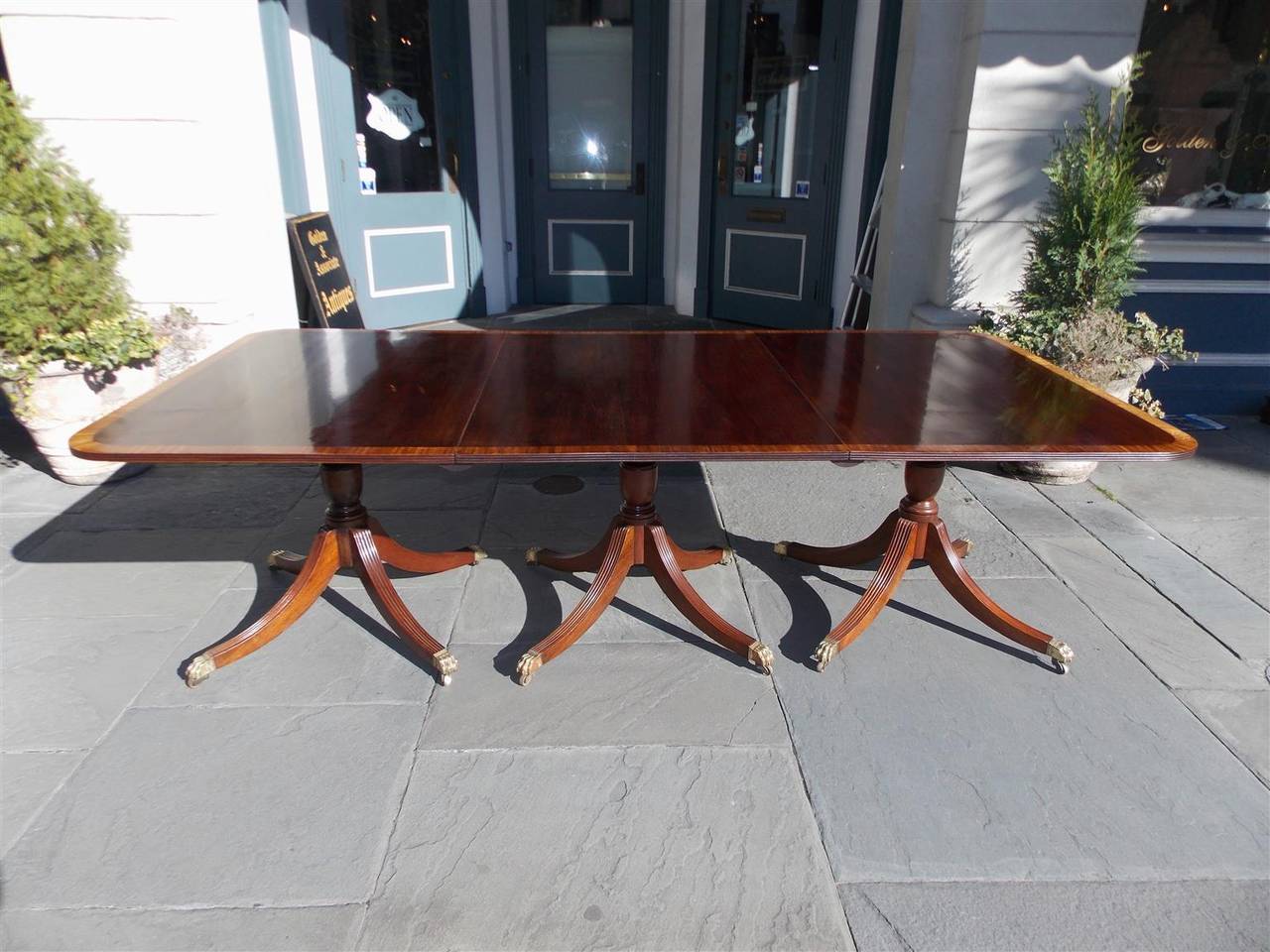 English Mahogany Satinwood Inlaid Triple Pedestal Dining Room Table, Circa 1820 In Excellent Condition In Hollywood, SC