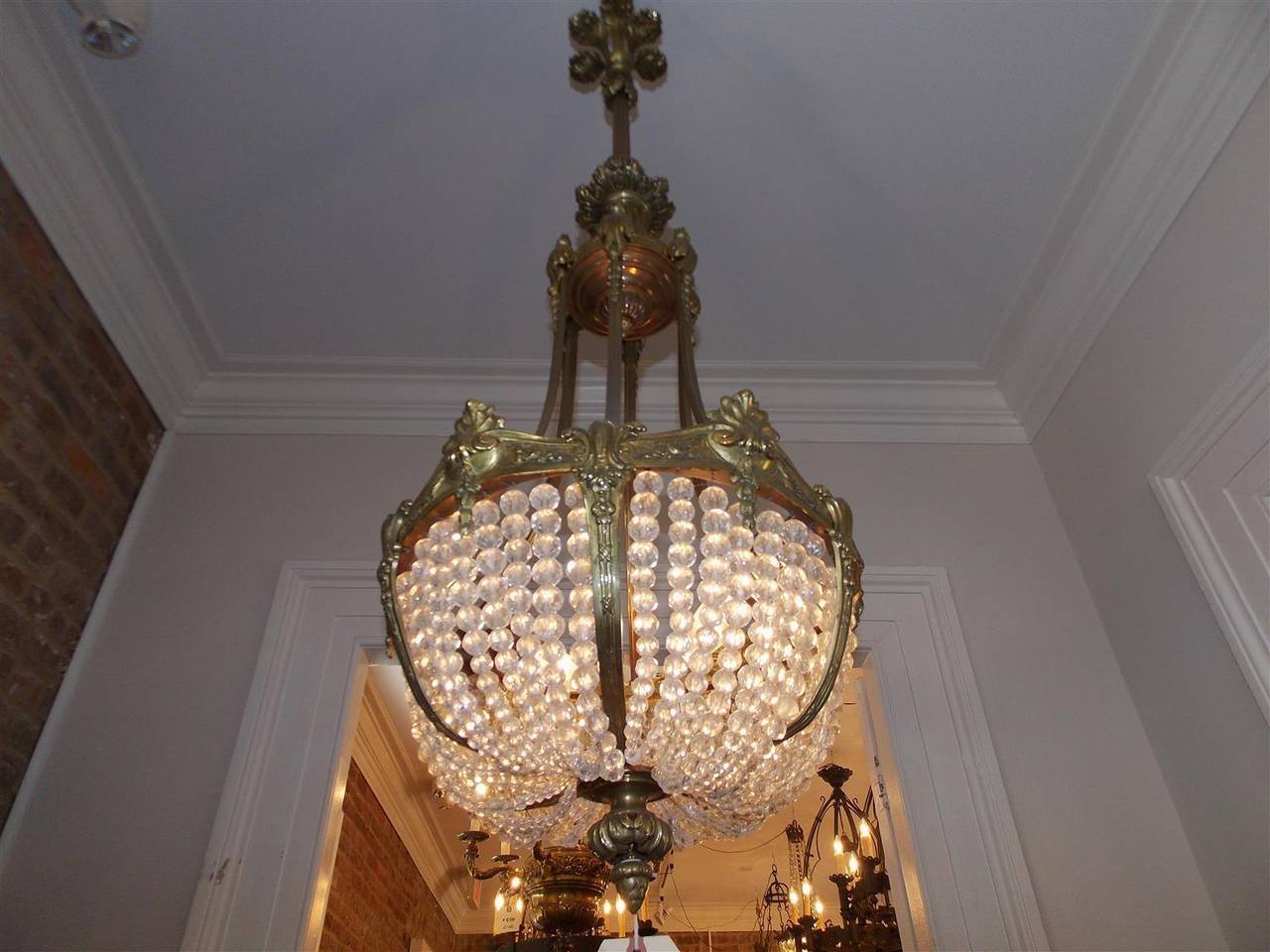 Araña francesa de bronce dorado y cesta de cristal, circa 1830 en Excelente estado para la venta en Charleston, SC