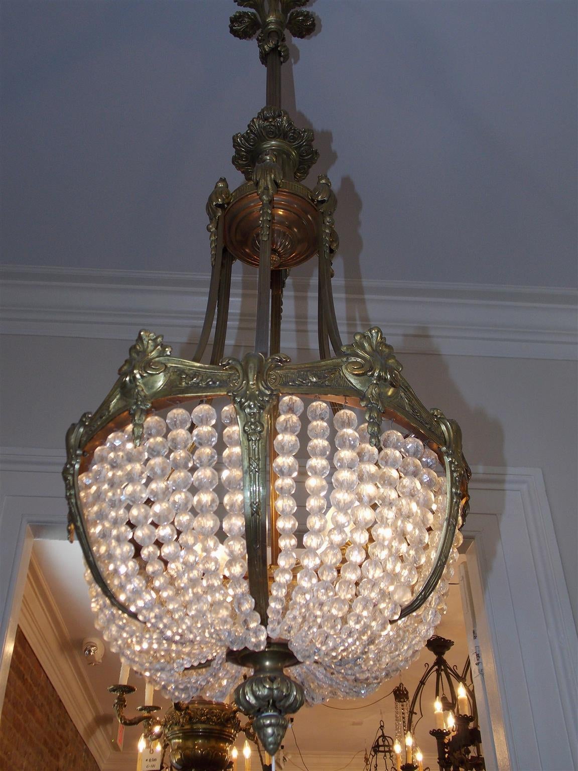 Milieu du XIXe siècle Lustre panier français en bronze doré et cristal:: vers 1830 en vente