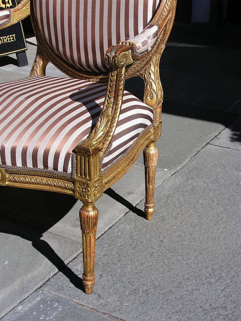 Paar französische vergoldete, geblümte Sessel mit Blumenmuster, um 1850 im Angebot 2