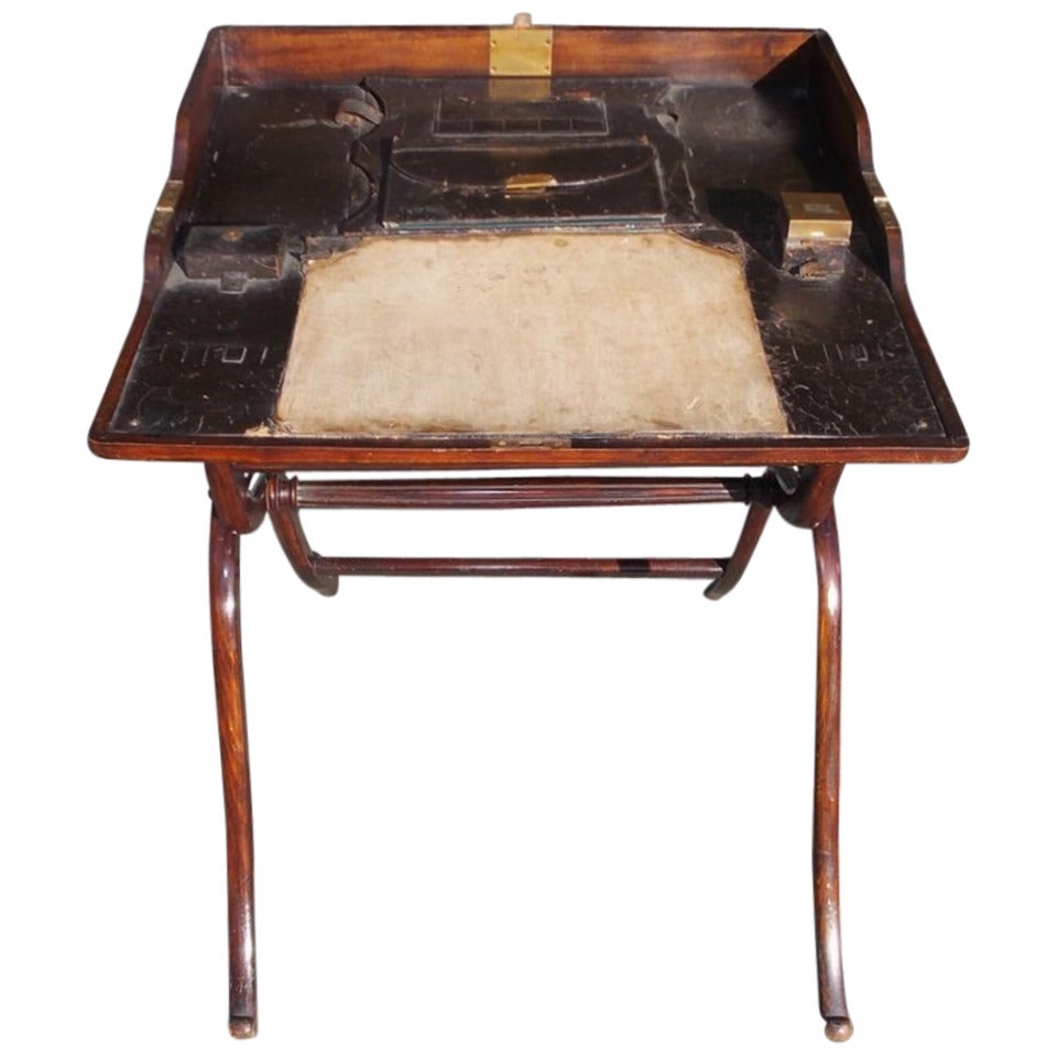 Bureau de campagne en acajou anglais. Circa 1790