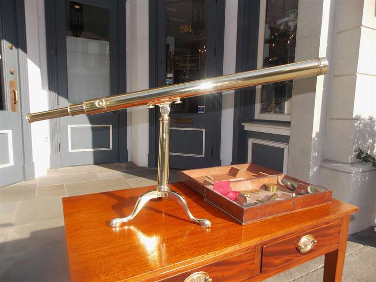 XIXe siècle Telescope anglais en laiton sur trépied signé Dollond, Londres, datant d'environ 1890 en vente
