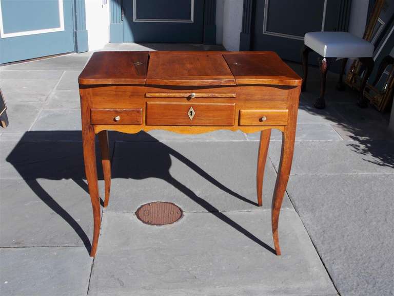 Britannique Table de coiffeuse française en bois de poirier pour dames. Circa 1820 en vente