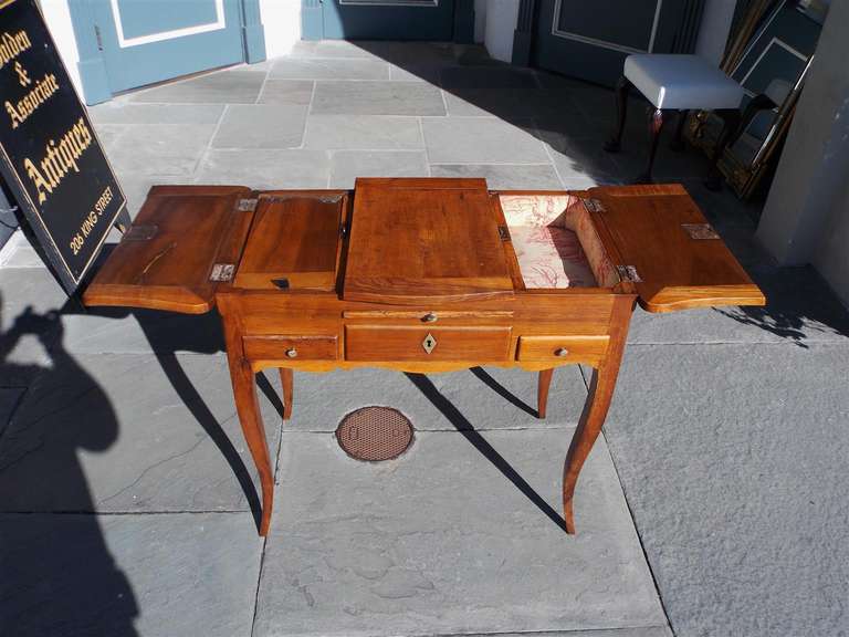 French Pear Wood Ladies Dressing Table. Circa 1820 In Excellent Condition For Sale In Hollywood, SC