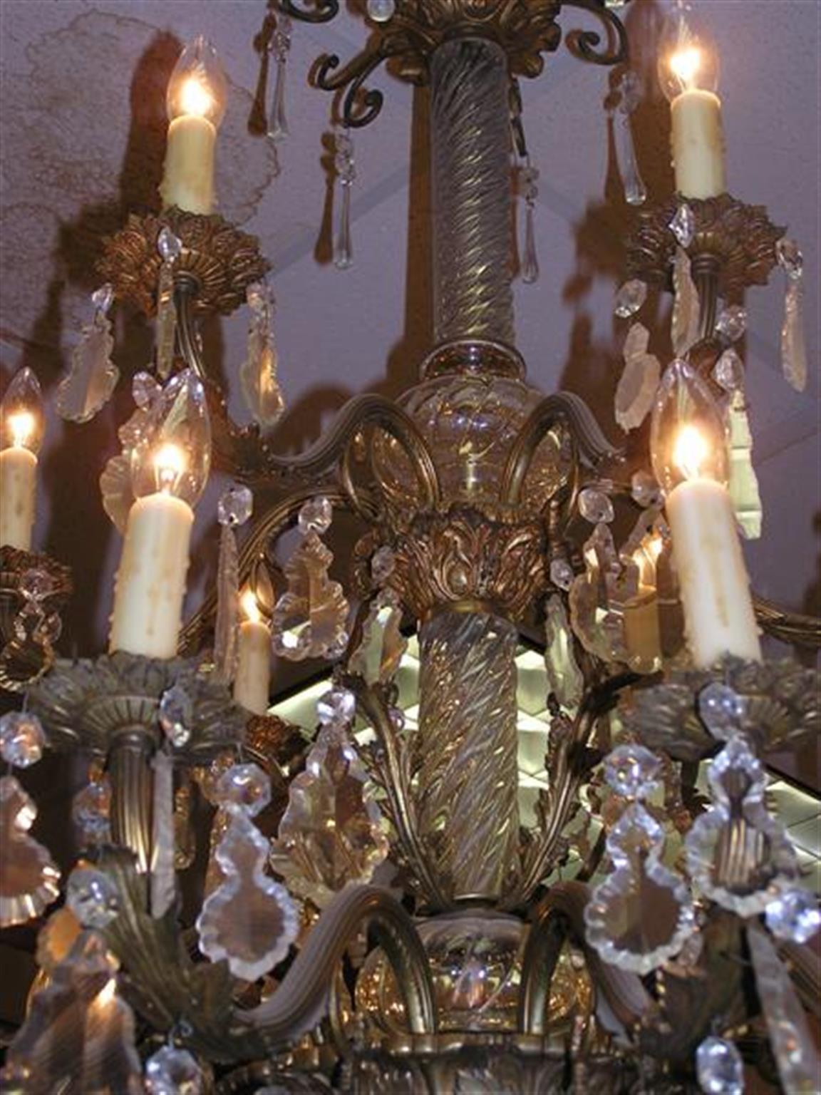 Français Lustre français en bronze doré à feuillage et à étages en cristal, c. 1820 en vente