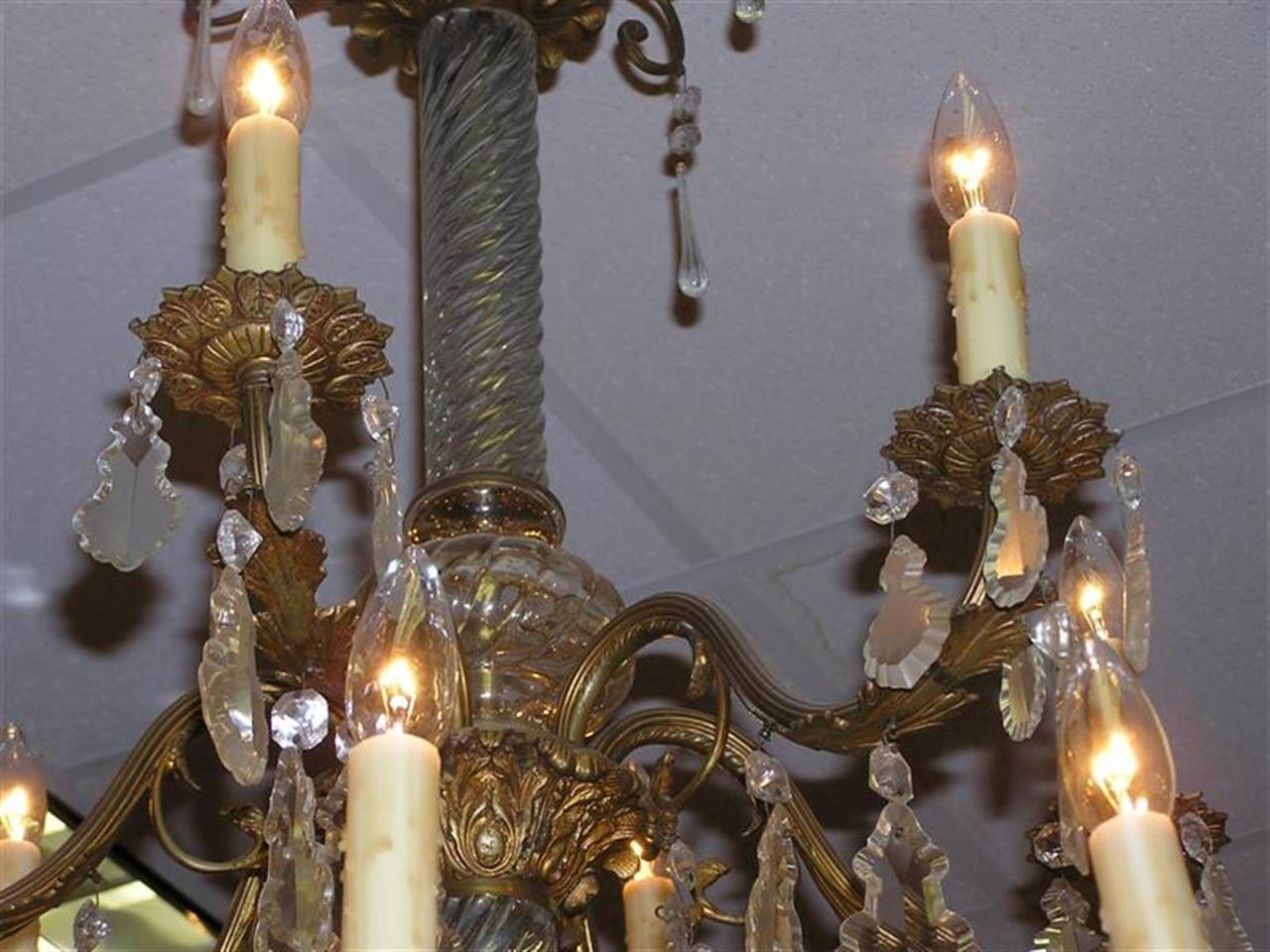 Lustre français en bronze doré à feuillage et à étages en cristal, c. 1820 Excellent état - En vente à Charleston, SC