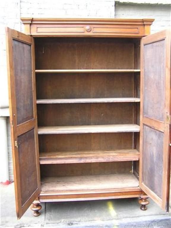 American Walnut Hinged Armoire with Arched Doors and Interior Shelving. C. 1810 In Excellent Condition For Sale In Hollywood, SC