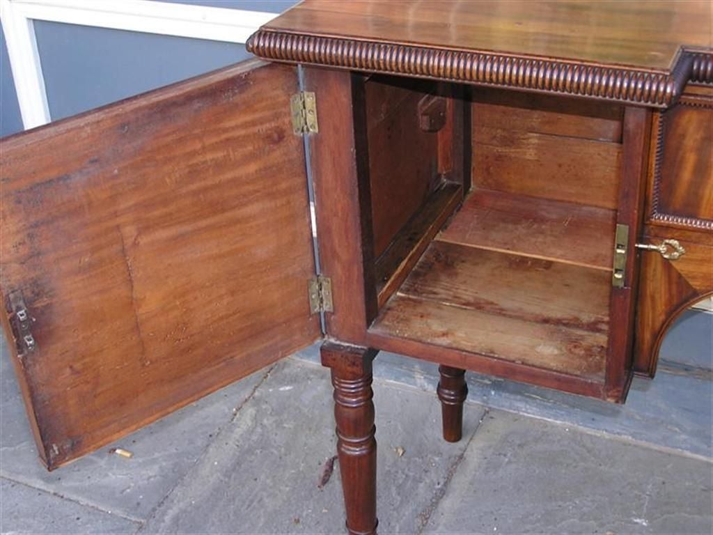 English Mahogany Gadrooned Edge Brandy Board.  Circa 1815 In Excellent Condition For Sale In Charleston, SC