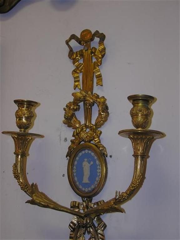 Pareja de apliques franceses de dos brazos de bronce dorado y jaspe figurado, c. 1790 en Excelente estado para la venta en Charleston, SC