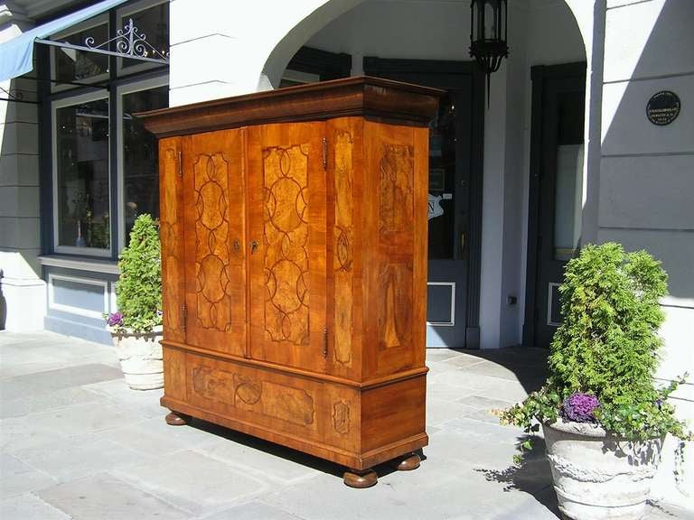 Autrichien Meuble autrichien Biedermeier en broussin de noyer et acajou incrusté exotiques, vers 1750 en vente