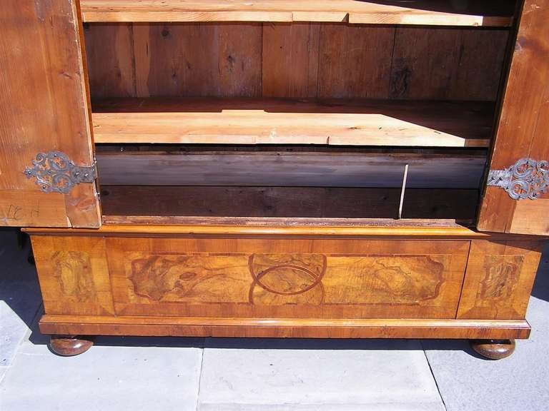 Acajou Meuble autrichien Biedermeier en broussin de noyer et acajou incrusté exotiques, vers 1750 en vente