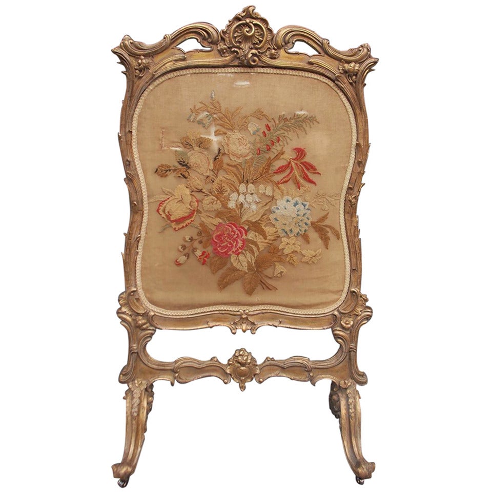 Vergoldeter geblümter Aubusson-Kaminschirm mit Blumenmuster. Die Herstellung erfolgt um 1780 im Angebot