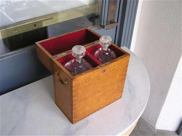 Englische Kampagne Eiche taubenschwanz Dekanter Box mit Messing Seitengriffe,  innenausstattung mit Baise für originale mundgeblasene Quetschflaschen mit Pilzstopfen.  Anfang des 19. Jahrhunderts.