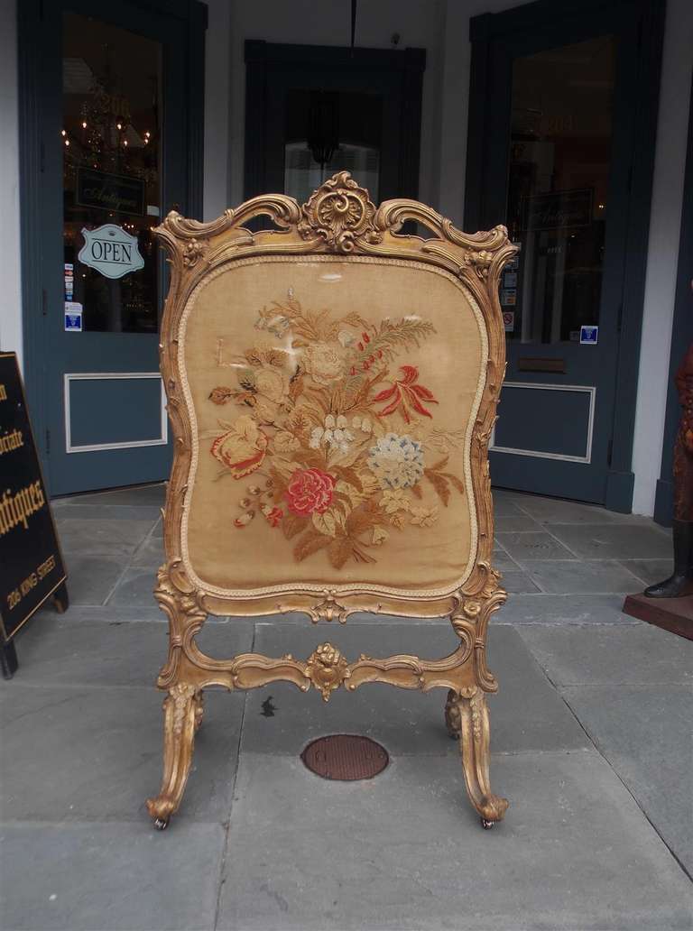 Vergoldeter geblümter Aubusson-Kaminschirm mit Blumenmuster. Die Herstellung erfolgt um 1780 (Rokoko) im Angebot