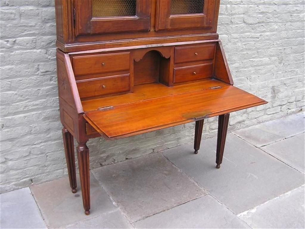 Secretario/librería neoclásica italiana de nogal con bisagras sobre patas acanaladas, c. 1780 finales del siglo XVIII en venta