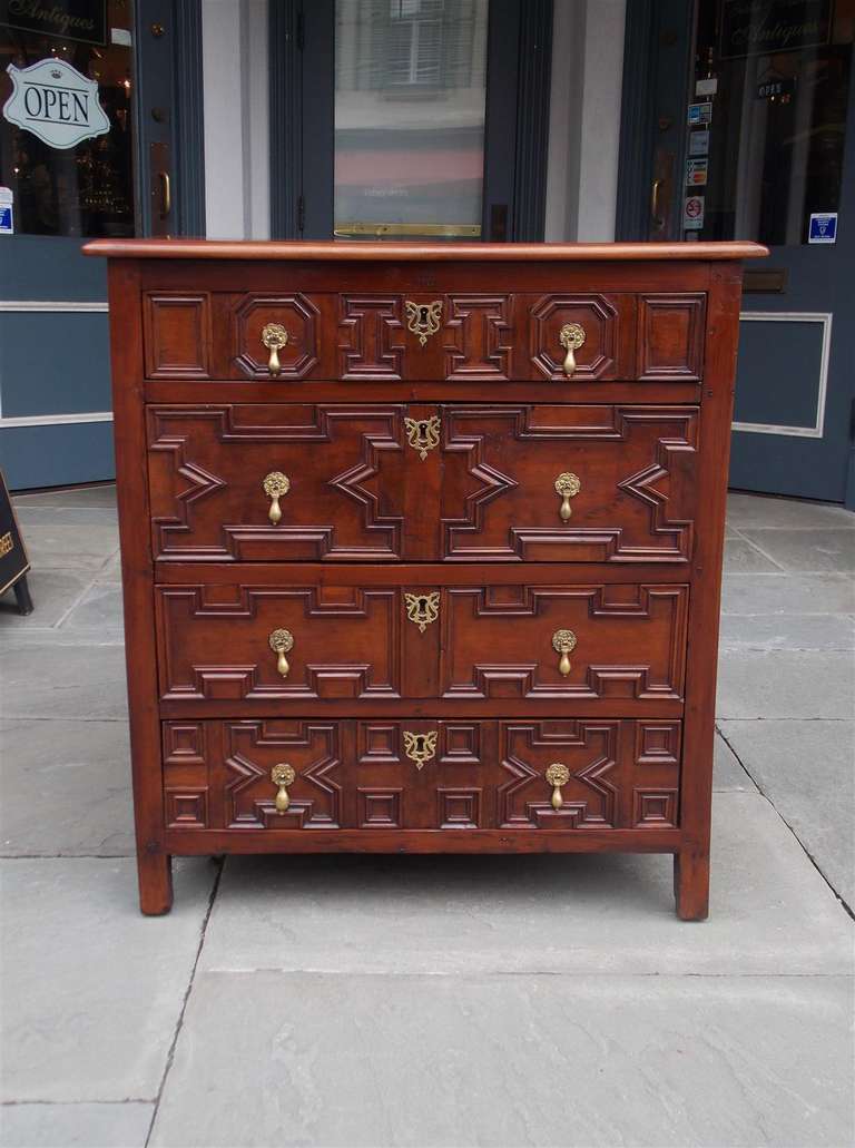 Britannico Cassettone inglese in cedro rosso di dimensioni ridotte, 1700 circa in vendita