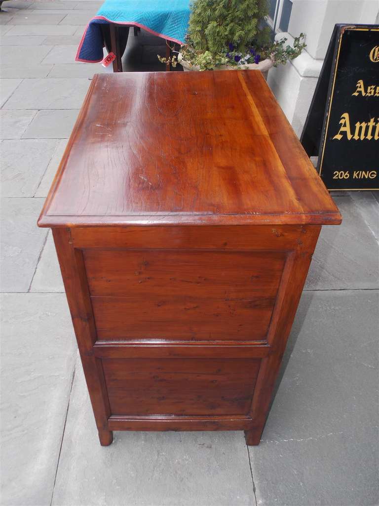 Cassettone inglese in cedro rosso di dimensioni ridotte, 1700 circa in vendita 1