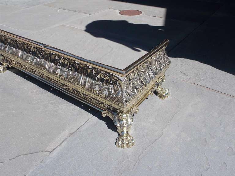 XIX secolo Parafuoco inglese in ottone con motivo ad acanto. Circa 1815 in vendita