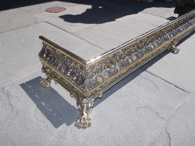 Parafuoco inglese in ottone con motivo ad acanto. Circa 1815 in vendita 1