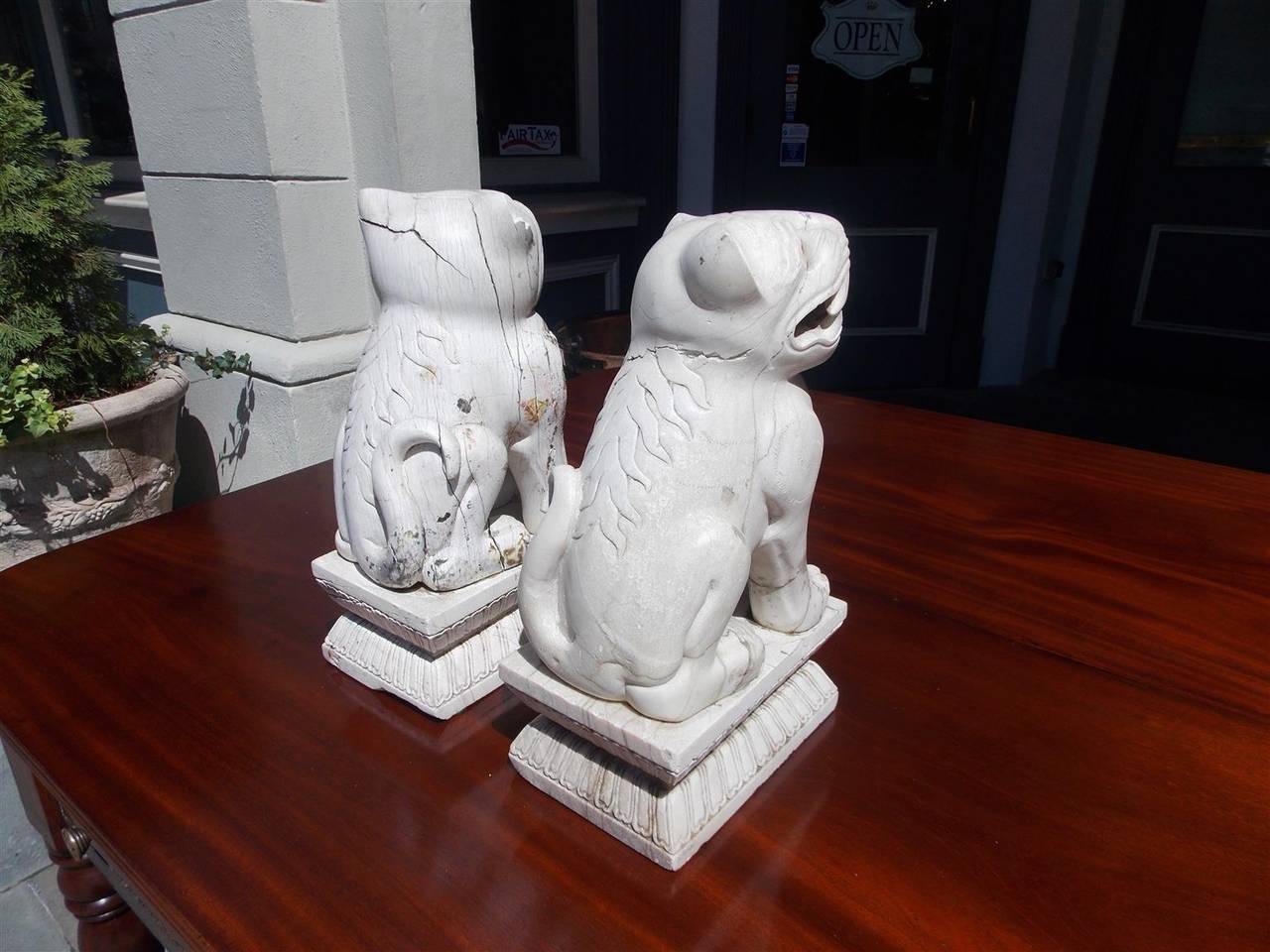 Pierre Paire de chiens Foo chinois en pierre sculptée sur socles rectangulaires, 20e siècle en vente