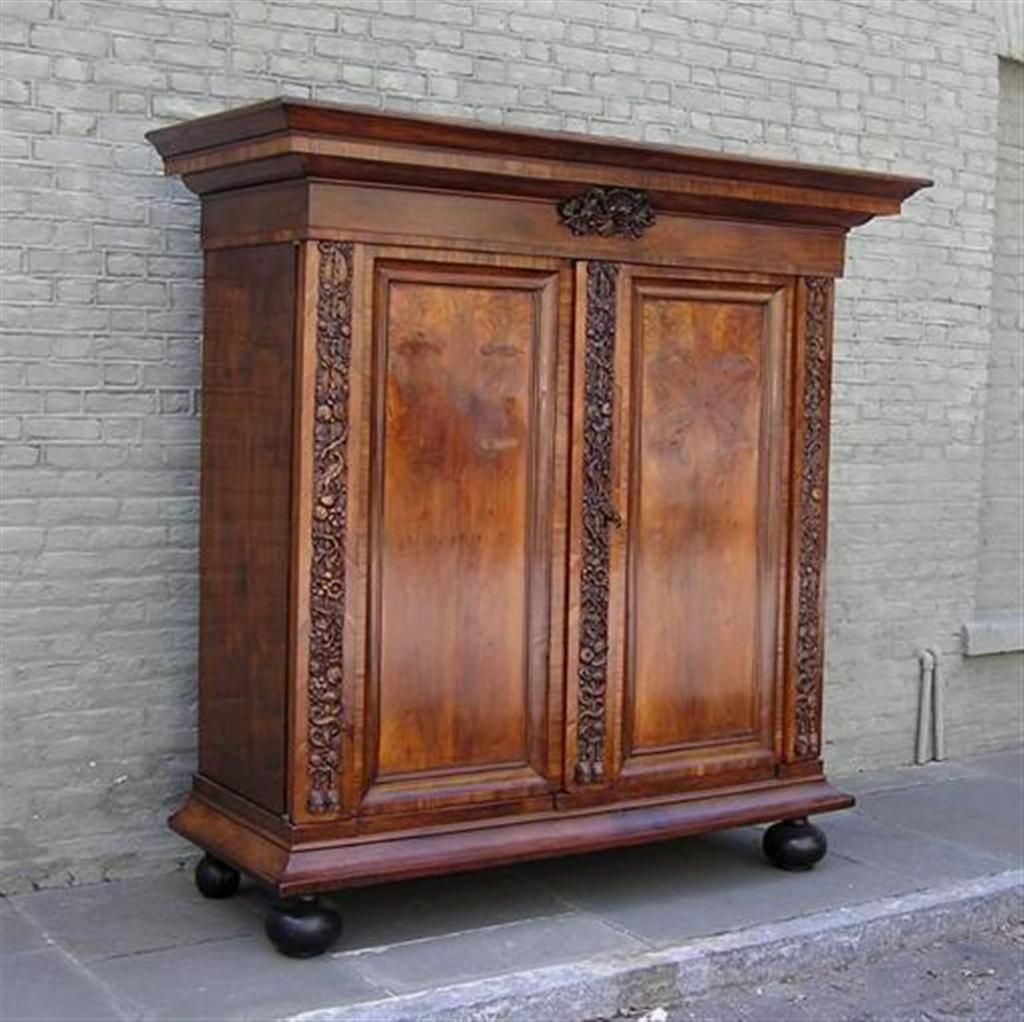 Französisch Nussbaum eingelegt Stern blinde Tür Fass mit geschnitzten geformten Rand Gesims, zentriert floralen Muschel Medaillon, flankierenden verflochtenen Band, Blumen, Obst, und Quaste Motive, original eisernen Schließmechanismus unter Vögel
