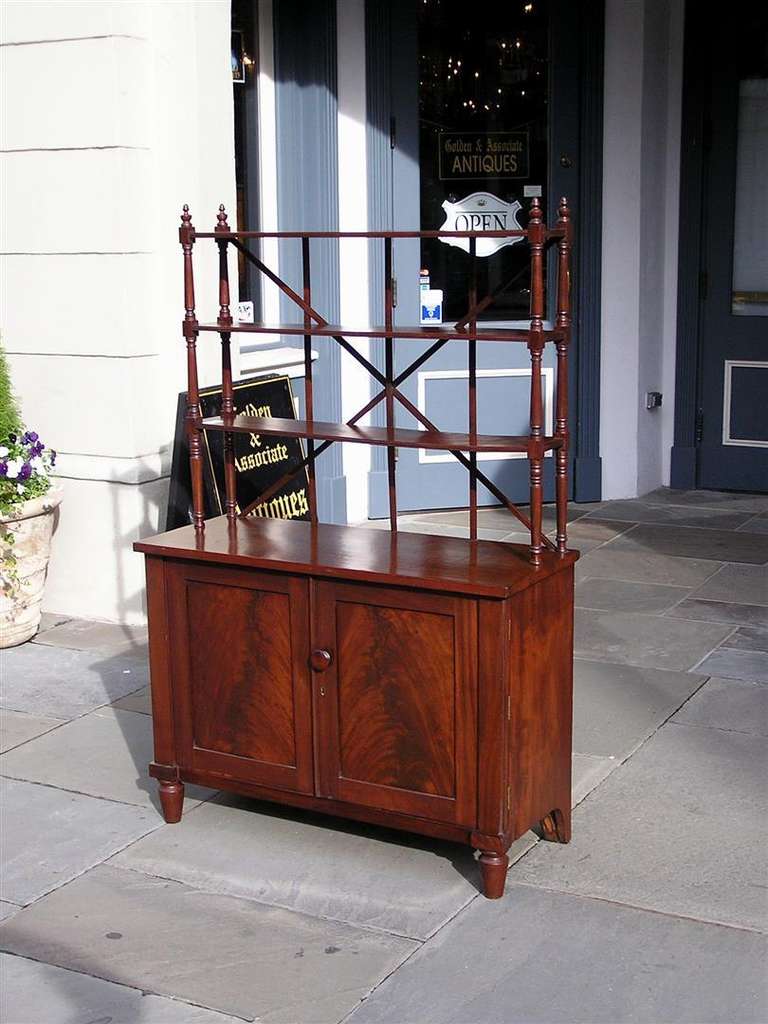 Librería inglesa de caoba con estantes escalonados, c. 1810 Inglés en venta